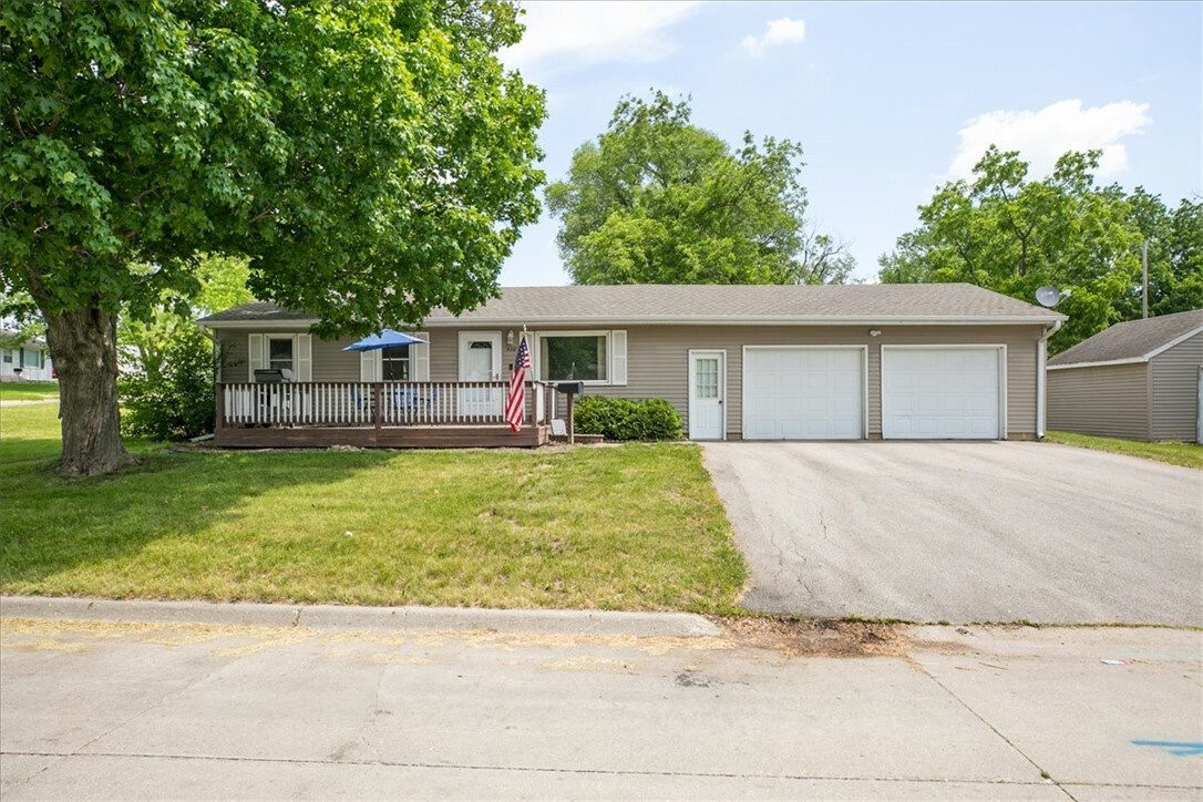 Property Photo:  400 E 27th Street S  IA 50208 