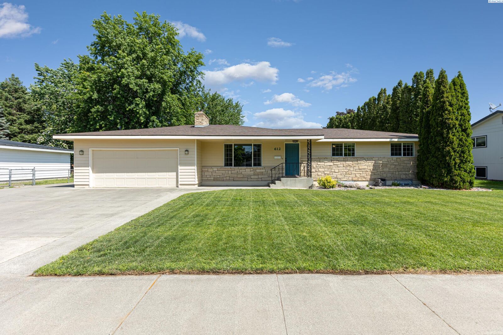 Property Photo:  612 Saint  WA 99354 