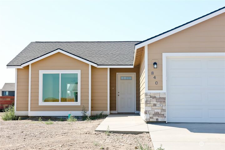 Property Photo:  912 Cascade Street  WA 99344 