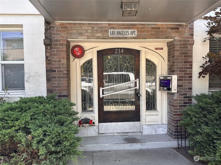 Property Photo: 214 Summit Avenue E 305 WA 98102