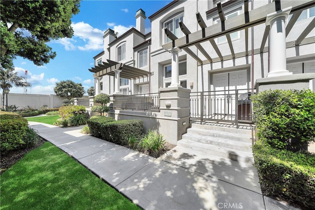 Property Photo:  6258 Surfboard Circle  CA 92648