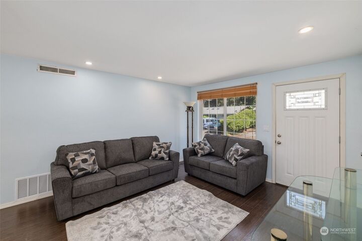 Property Photo: 19707 SE 261st Street WA 98042