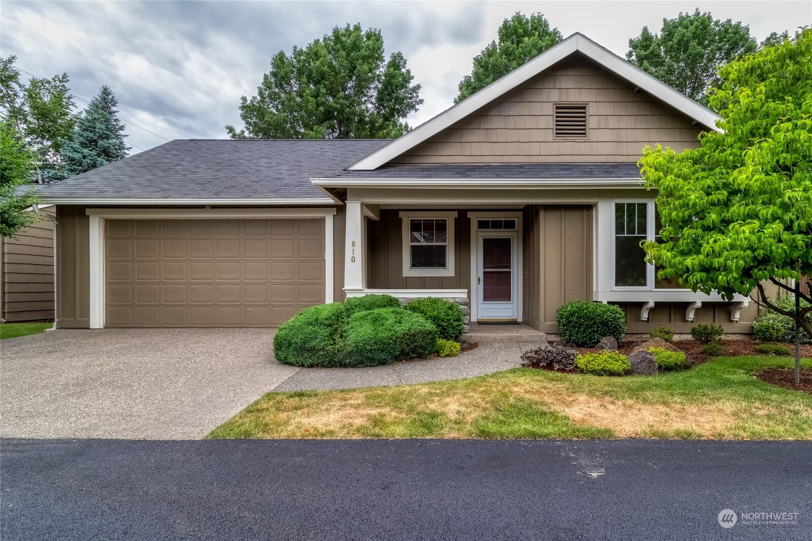 Property Photo:  810 SE Parkside Place  WA 99324 