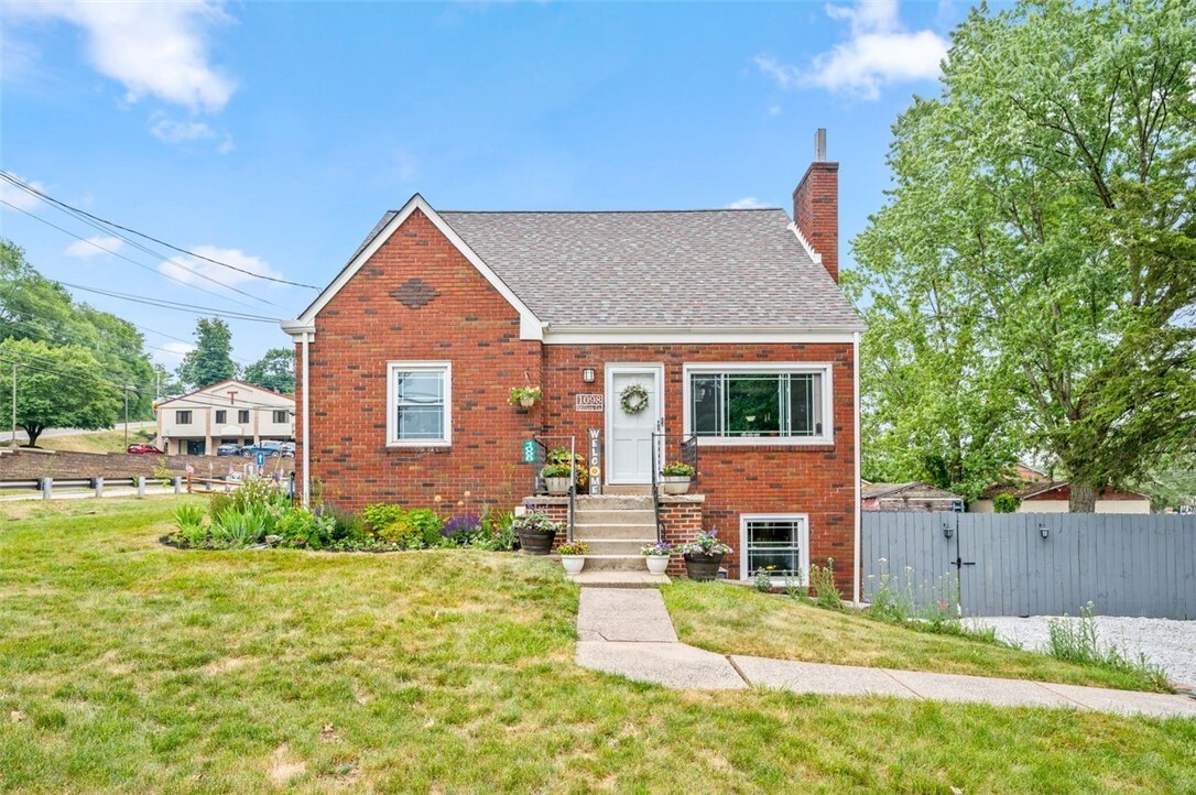 Property Photo: 1098 Millers Ln PA 15239
