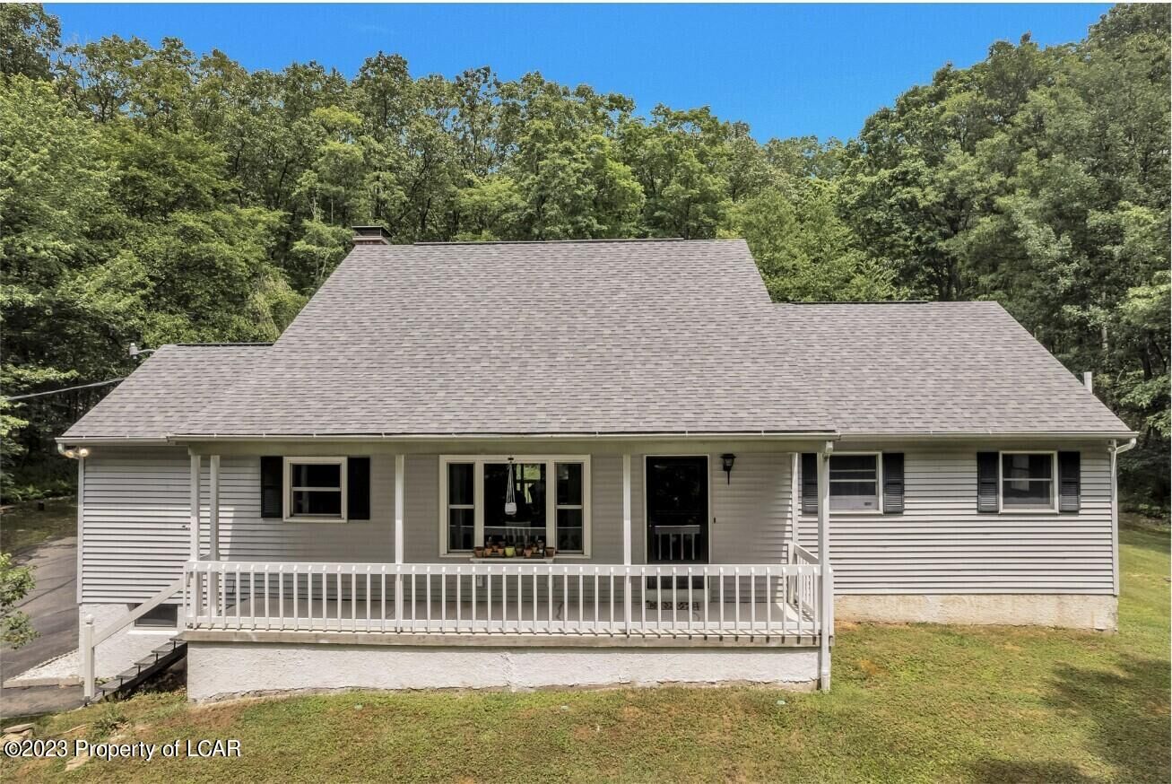 Property Photo: 251 Sugarloaf Heights Road PA 18222