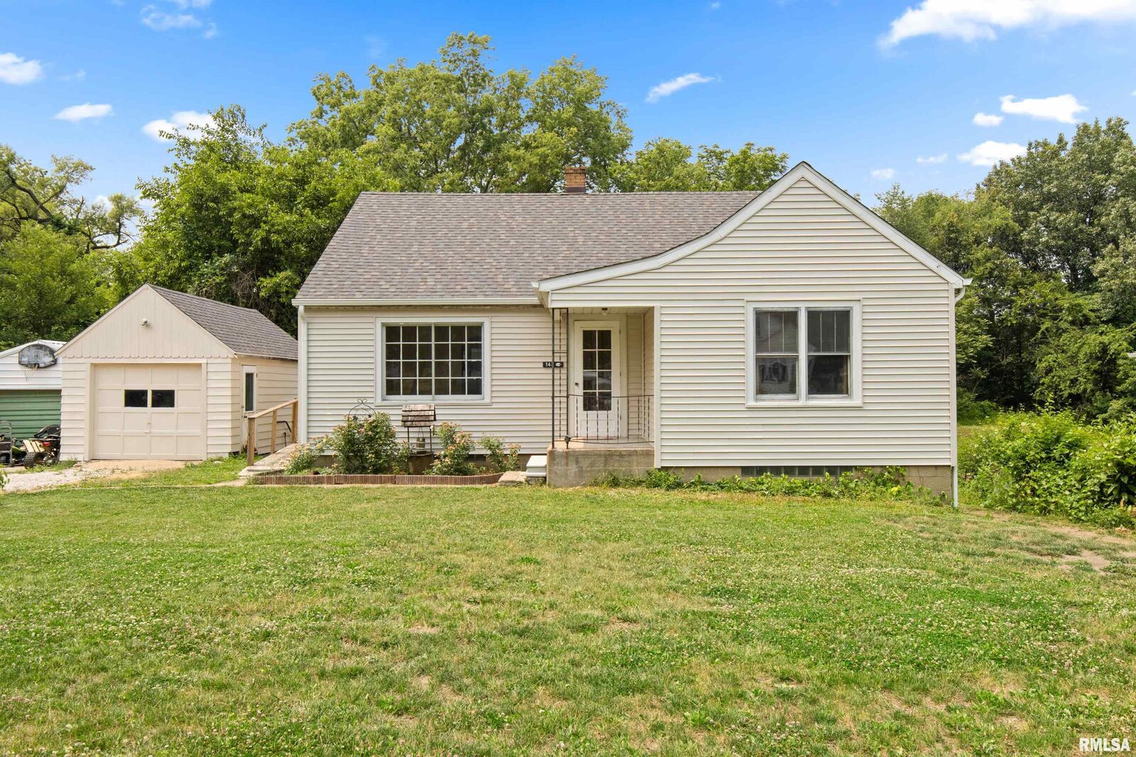 Property Photo:  143 Cherry Lane  IL 61571 