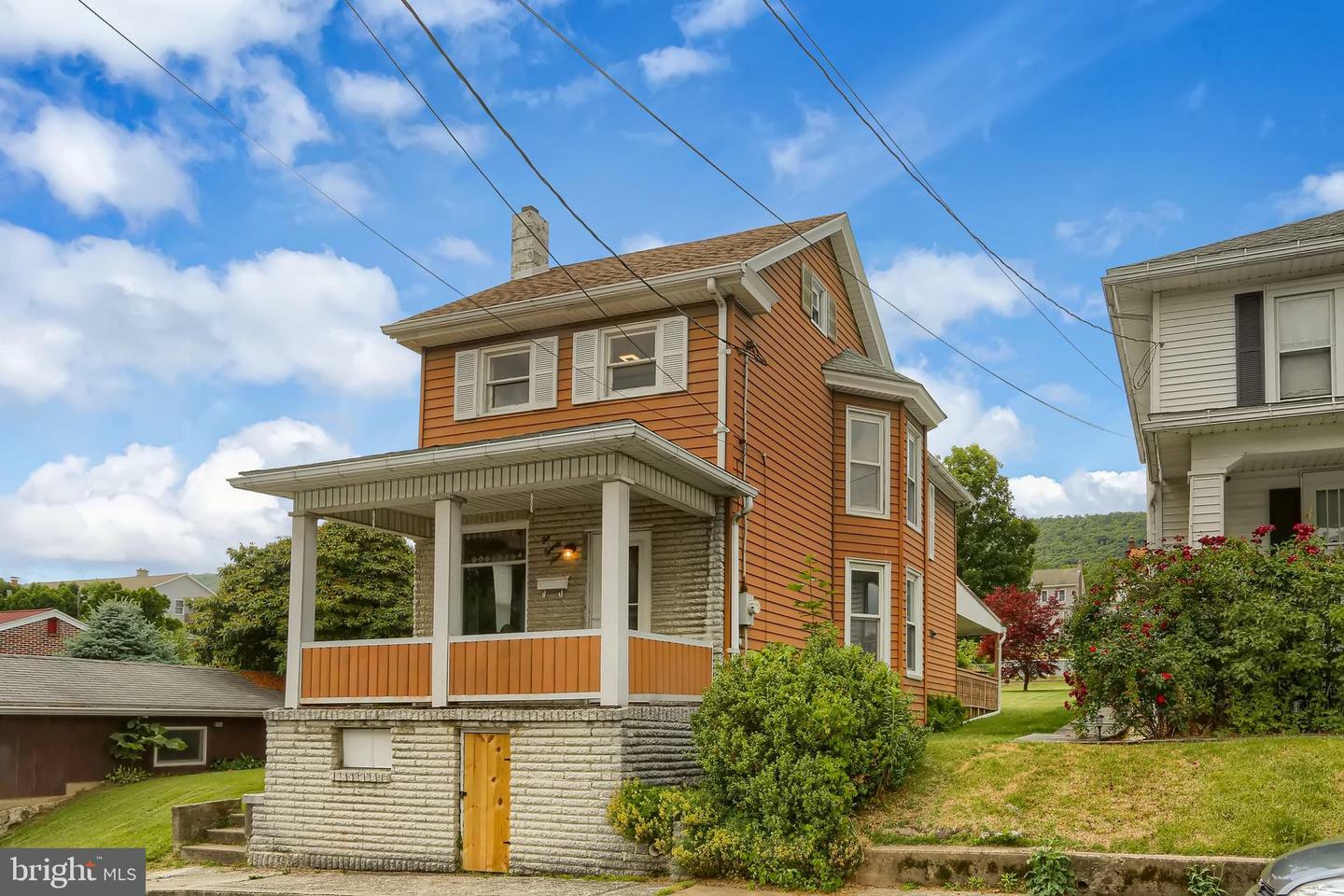 Property Photo:  229 Vine Street  PA 17098 