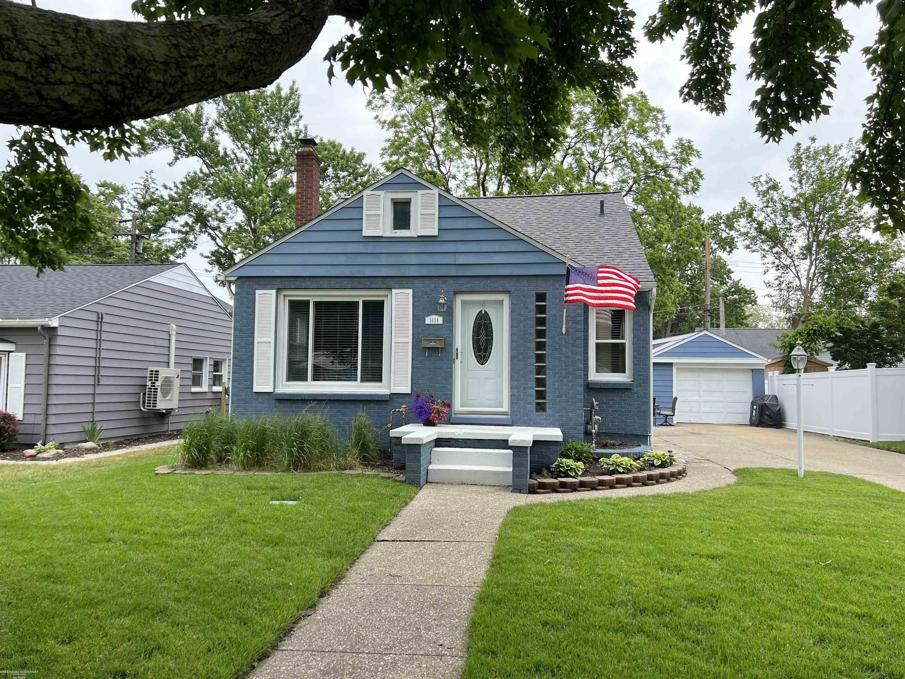 Property Photo:  3434 Maple St  MI 48060 