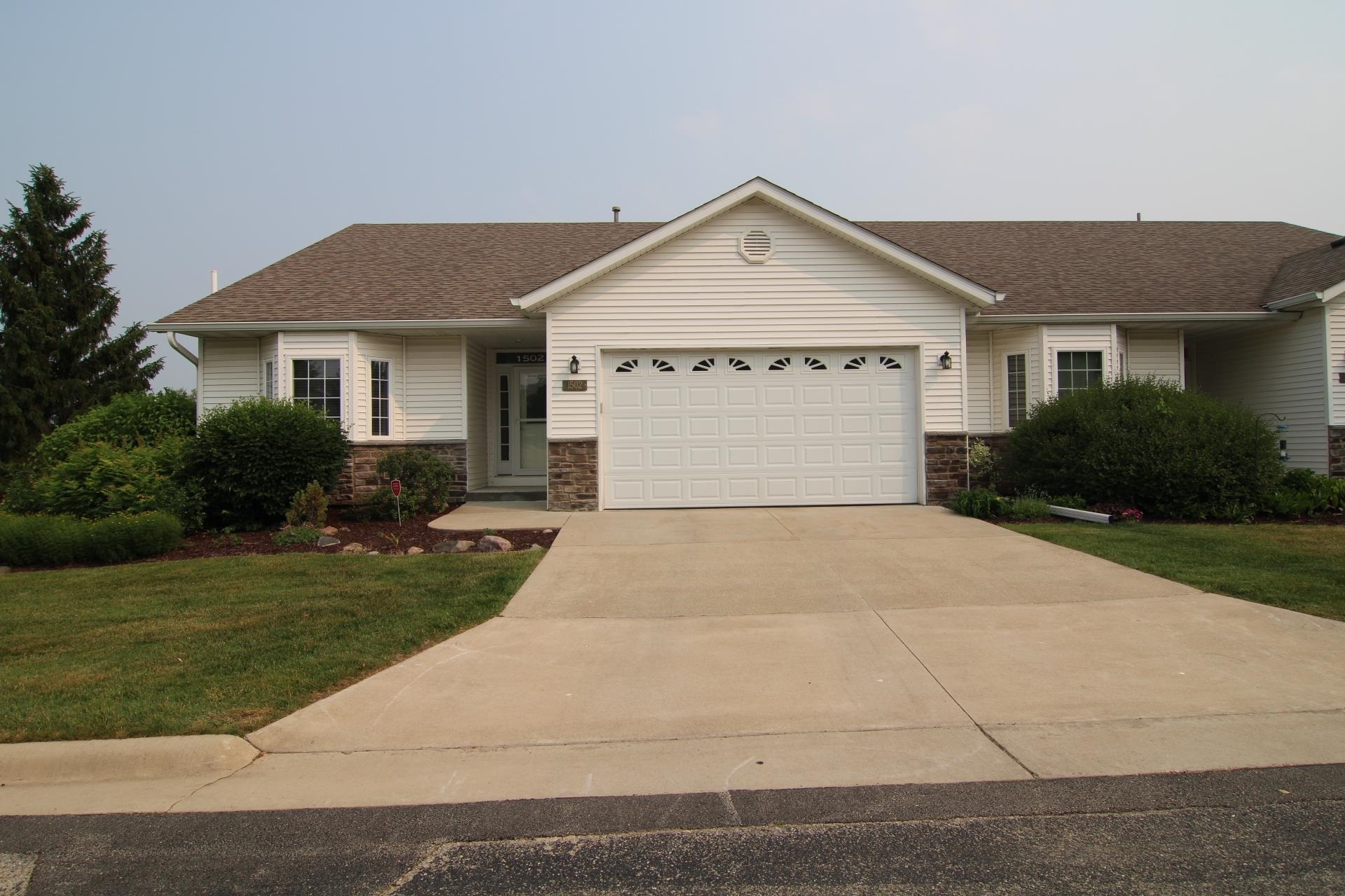 Property Photo:  1502 Boulder Creek Court  IL 61108 