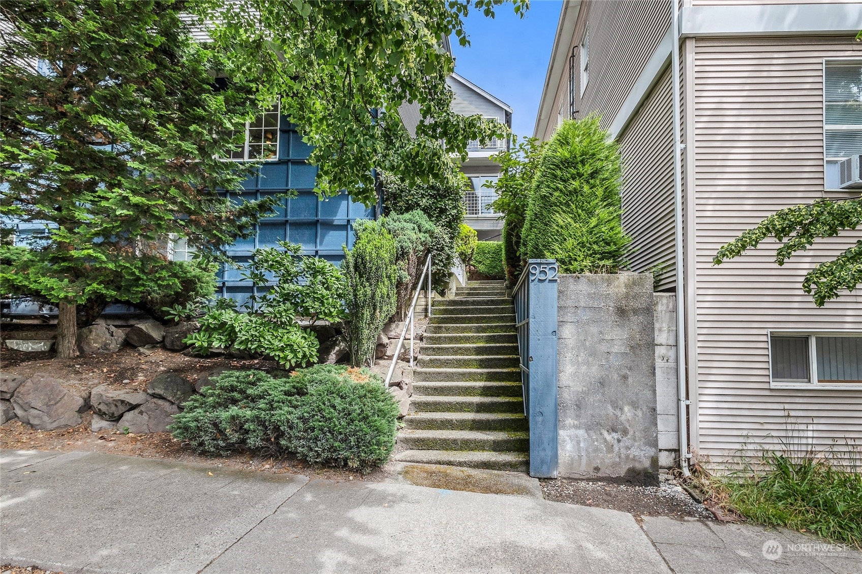 Property Photo:  952 N 35th Street 303  WA 98103 