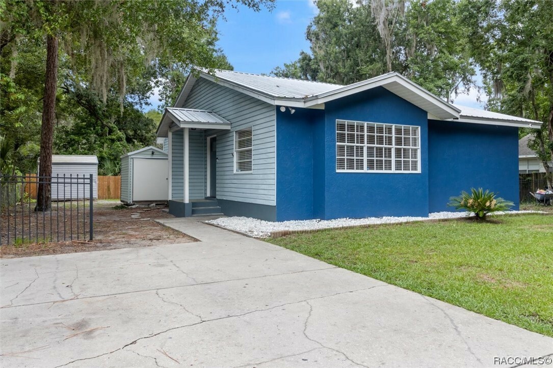 Property Photo:  1206 NE 7th Avenue  FL 34428 