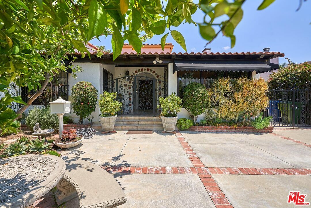 Property Photo:  424  N Arden Blvd  CA 90004 