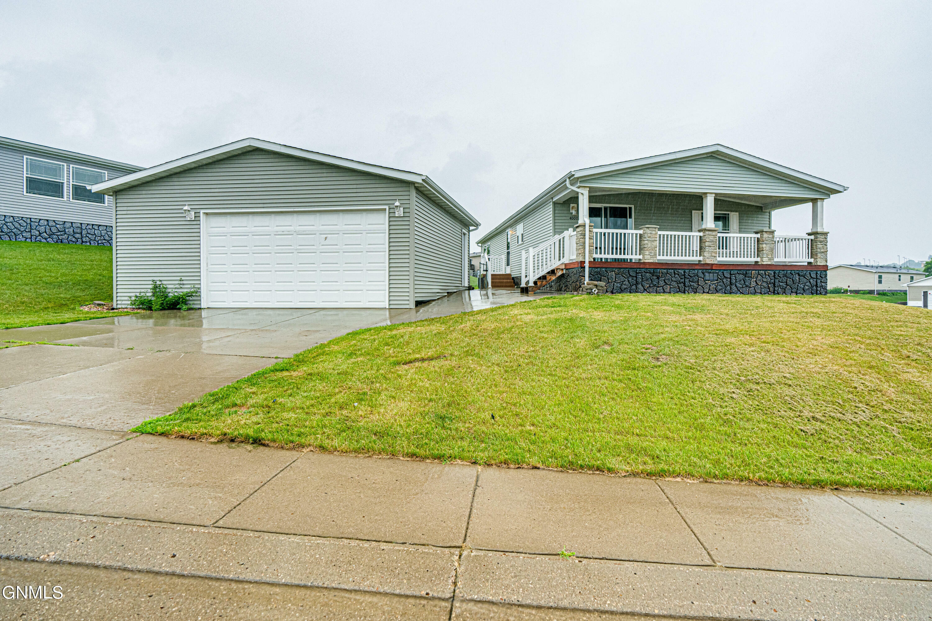 Property Photo:  4000 Glendale Drive  ND 58503 