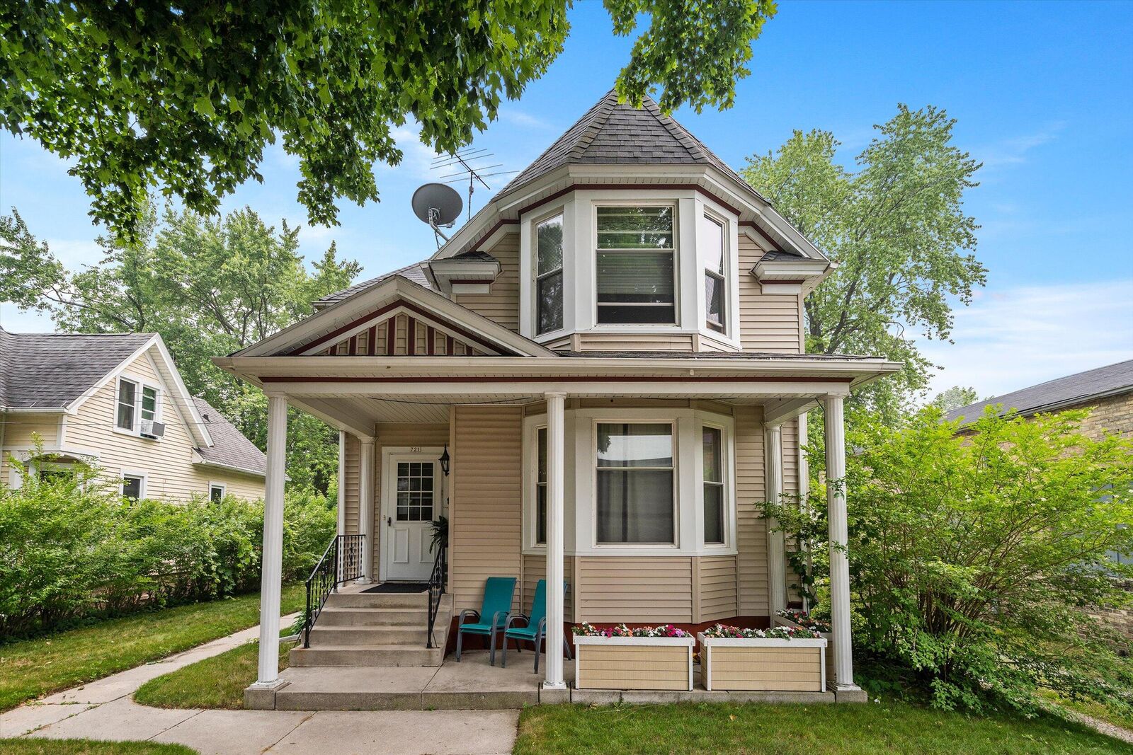 Property Photo:  721 Zimbal Ave  WI 53081 