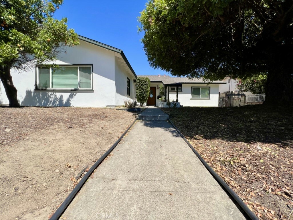 Property Photo:  1913 S Fairview Street  CA 92704 