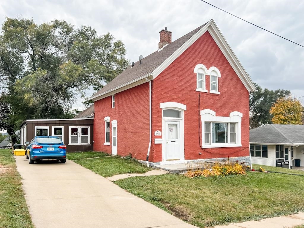 Property Photo:  960 Edison Street  IA 52001 