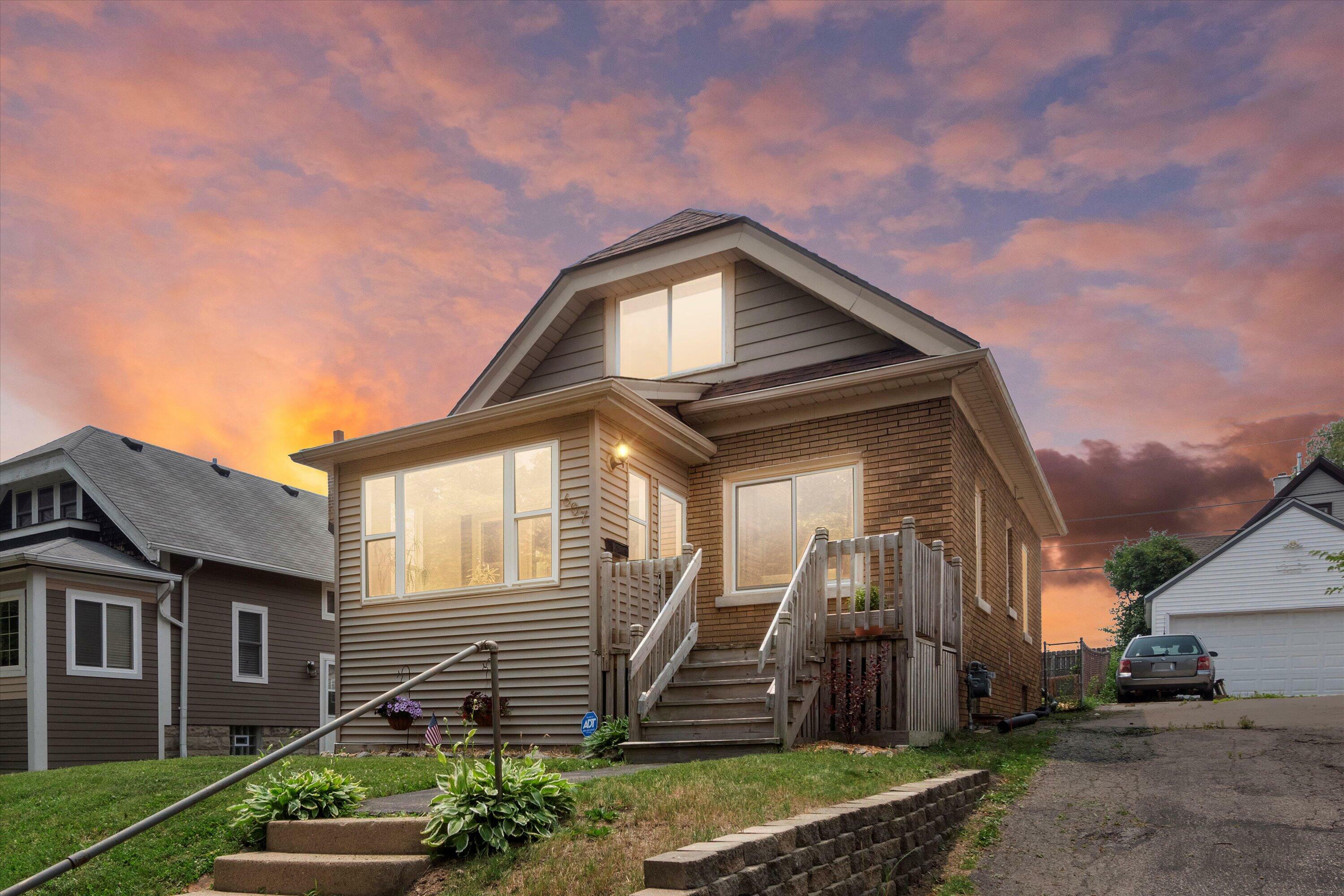 Property Photo: 607 S Oak Park Ct WI 53214