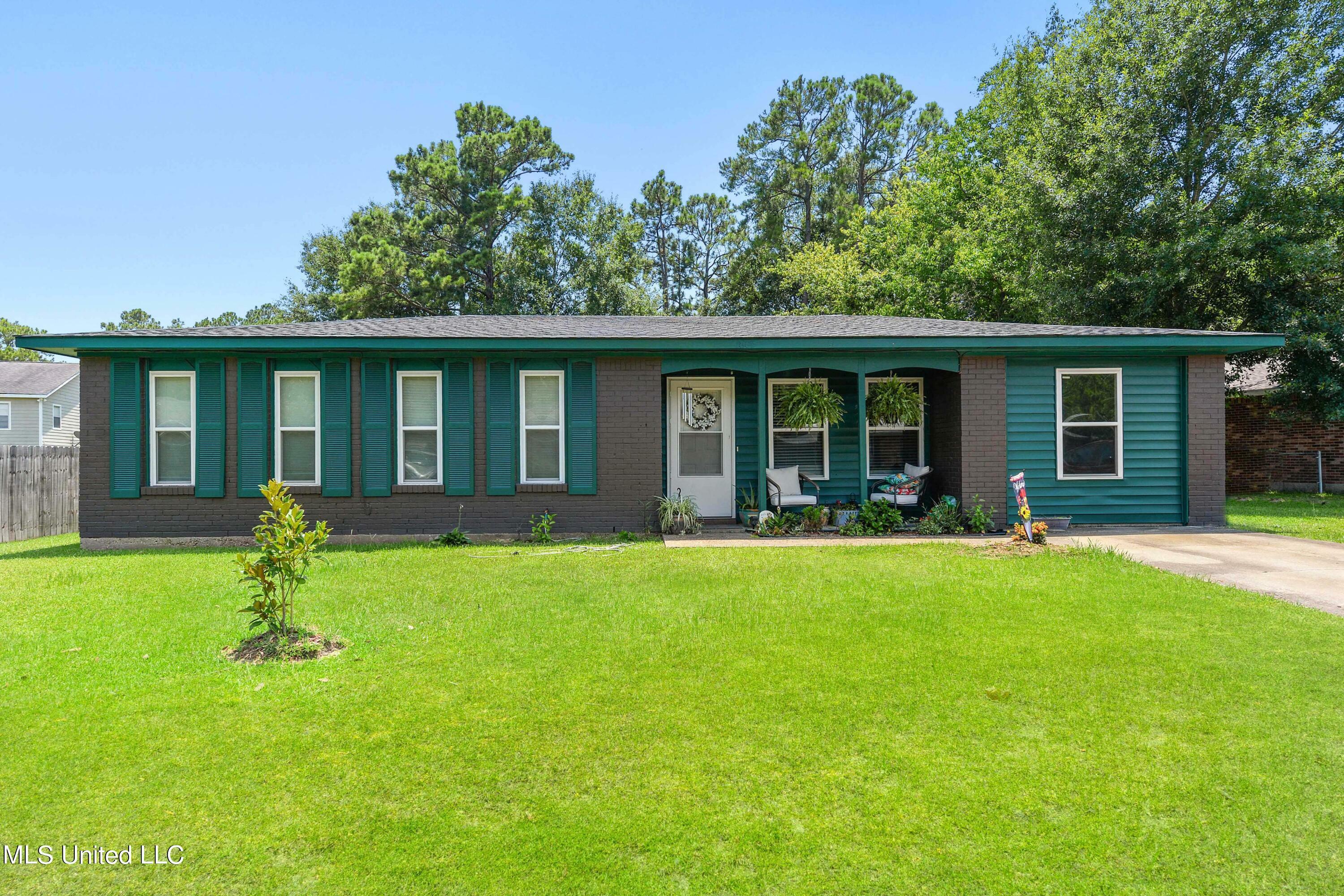 Property Photo:  1805 Victoria Drive  MS 39553 