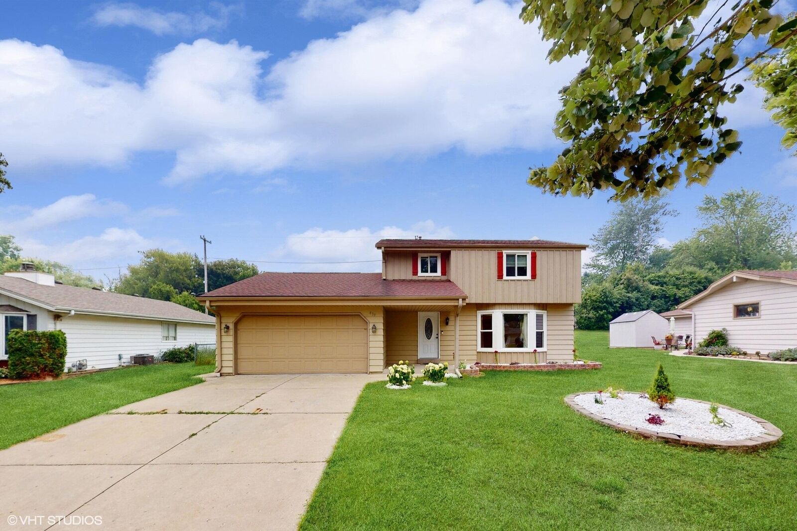 Property Photo: 435 E Golden Ln WI 53154