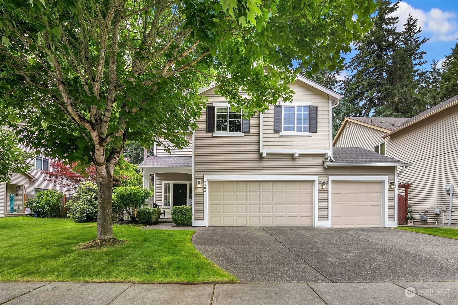 Property Photo: 24031 235th Avenue SE WA 98038