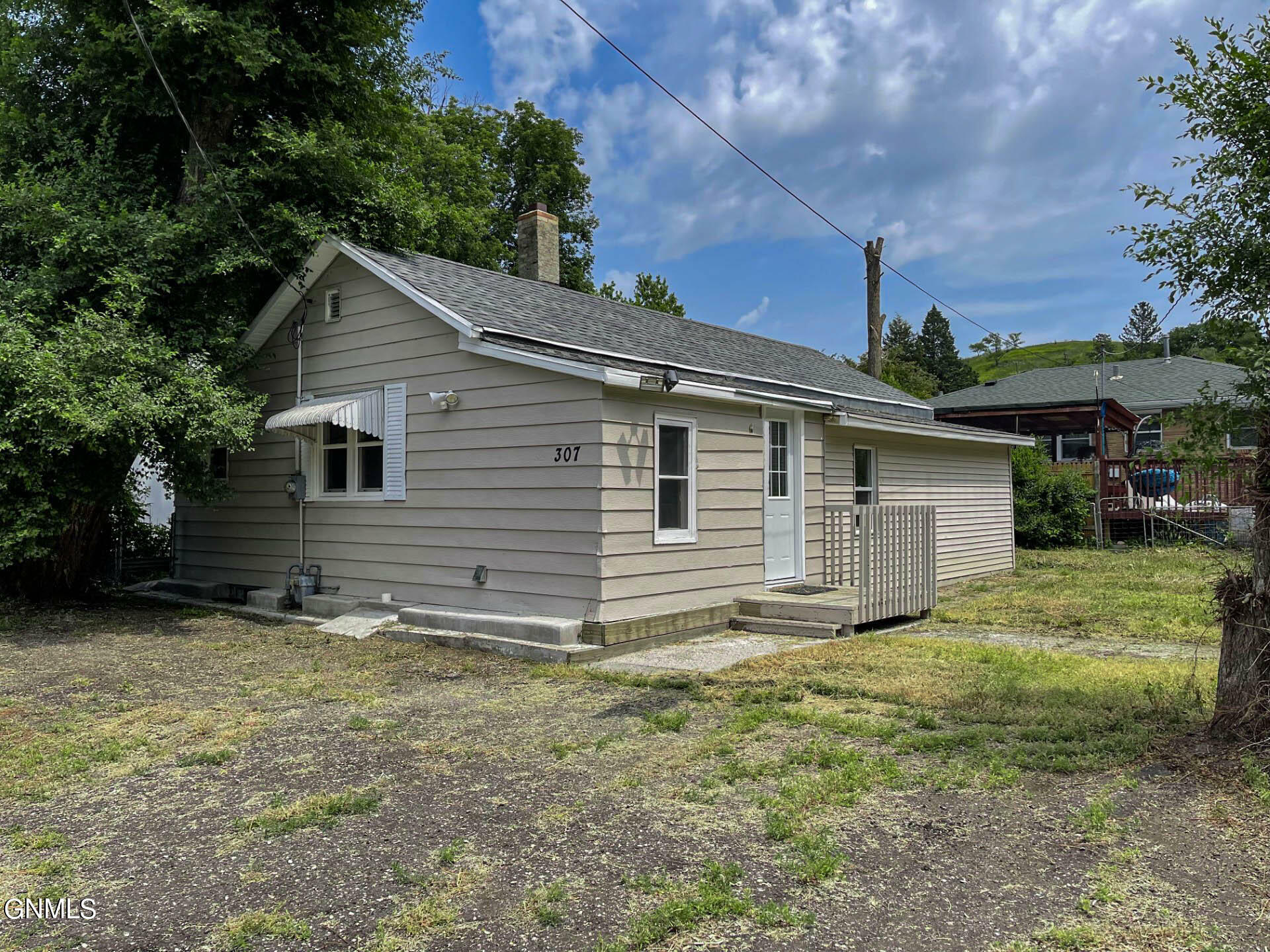 Property Photo:  307 1/2 4th Avenue NE  ND 58554 