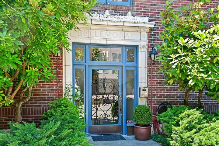 Property Photo:  711 Belmont Place E 206  WA 98102 