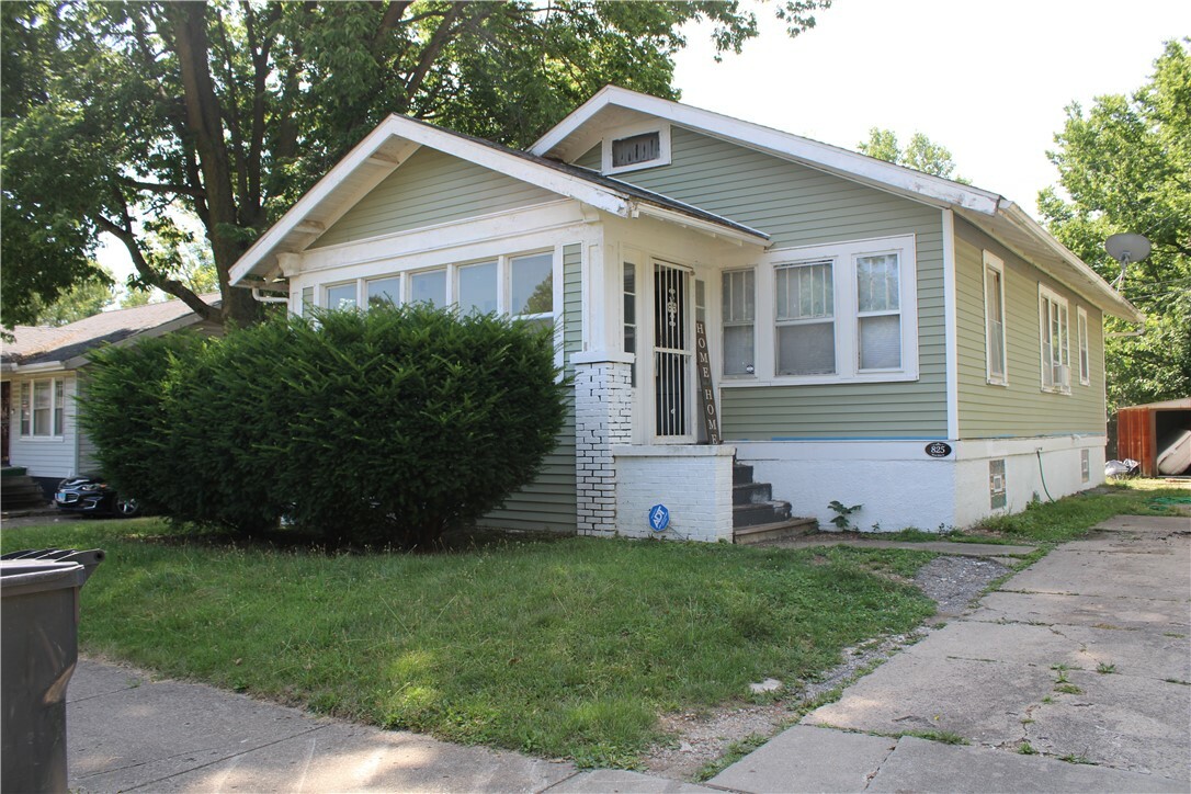 Property Photo:  825 Elm Street  IL 62522 