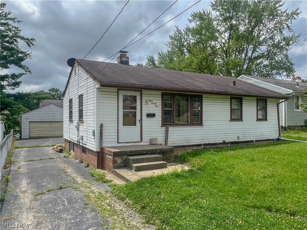 Property Photo: 923 Compton Lane OH 44502