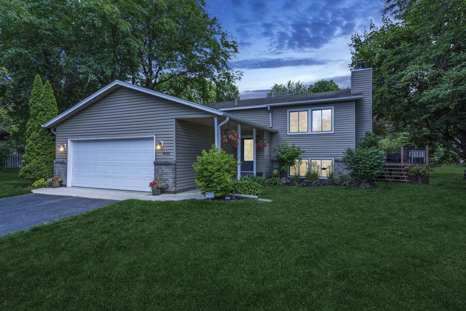 Property Photo:  1425 Meadow Court  MN 55318 