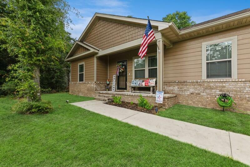 Property Photo: 2617 Victoria Place FL 32536