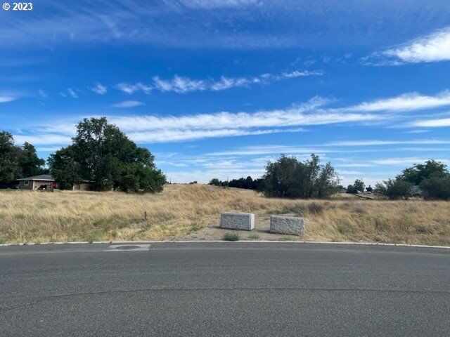 Property Photo: 611 SW Mt Hood Ave OR 97818