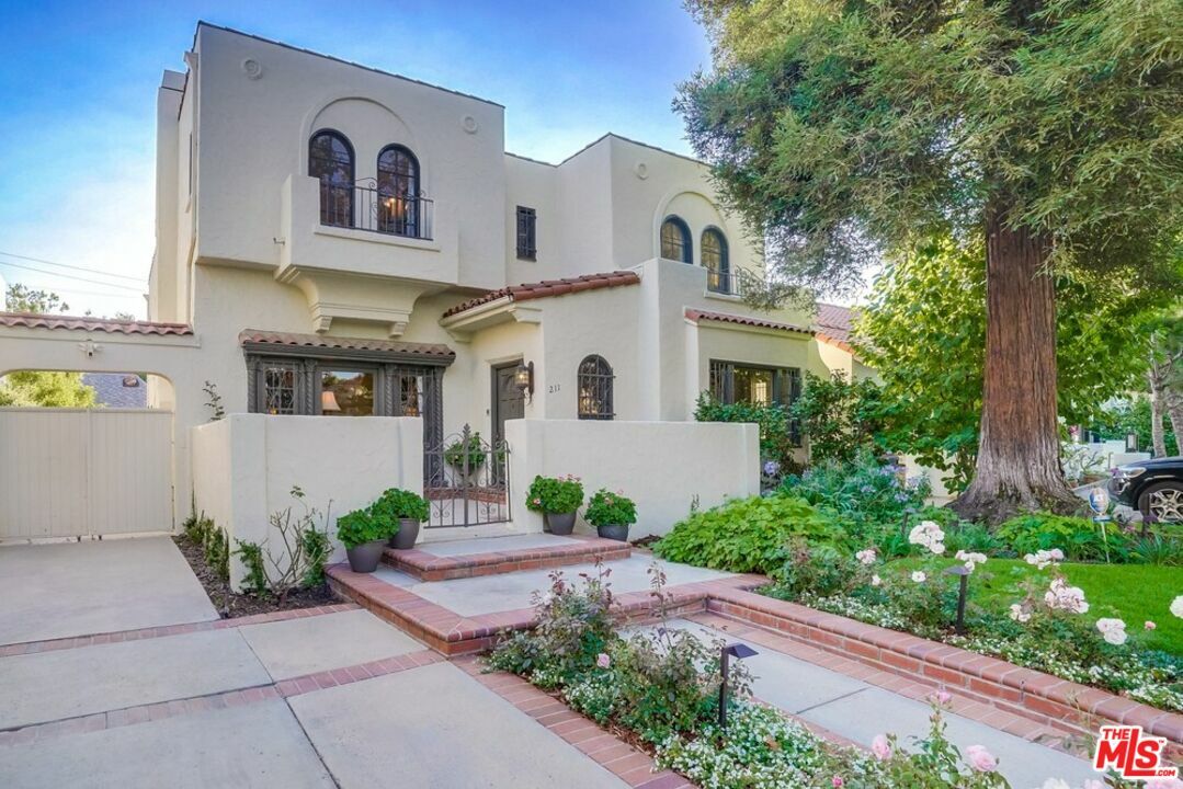 Property Photo: 211 S Citrus Ave CA 90036
