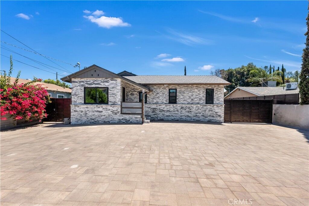 Property Photo: 7048 Bellaire Avenue CA 91605