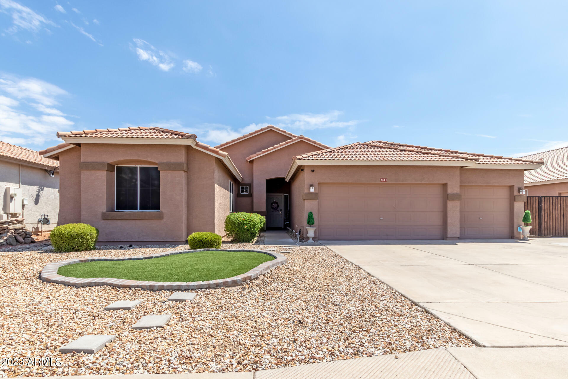 Property Photo:  8621 W Jenan Drive  AZ 85345 