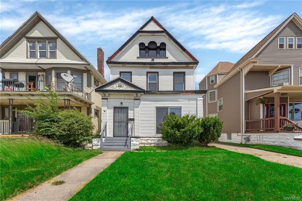 Property Photo:  818 Humboldt Parkway  NY 14211 