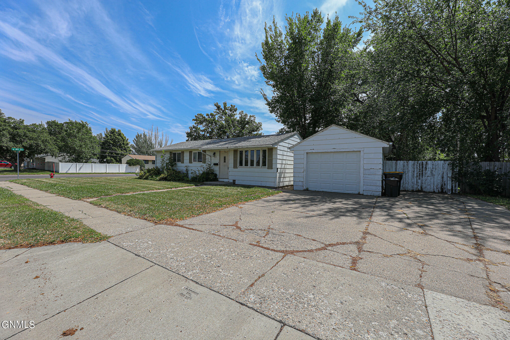 Property Photo:  335 E Turnpike Ave  ND 58501 