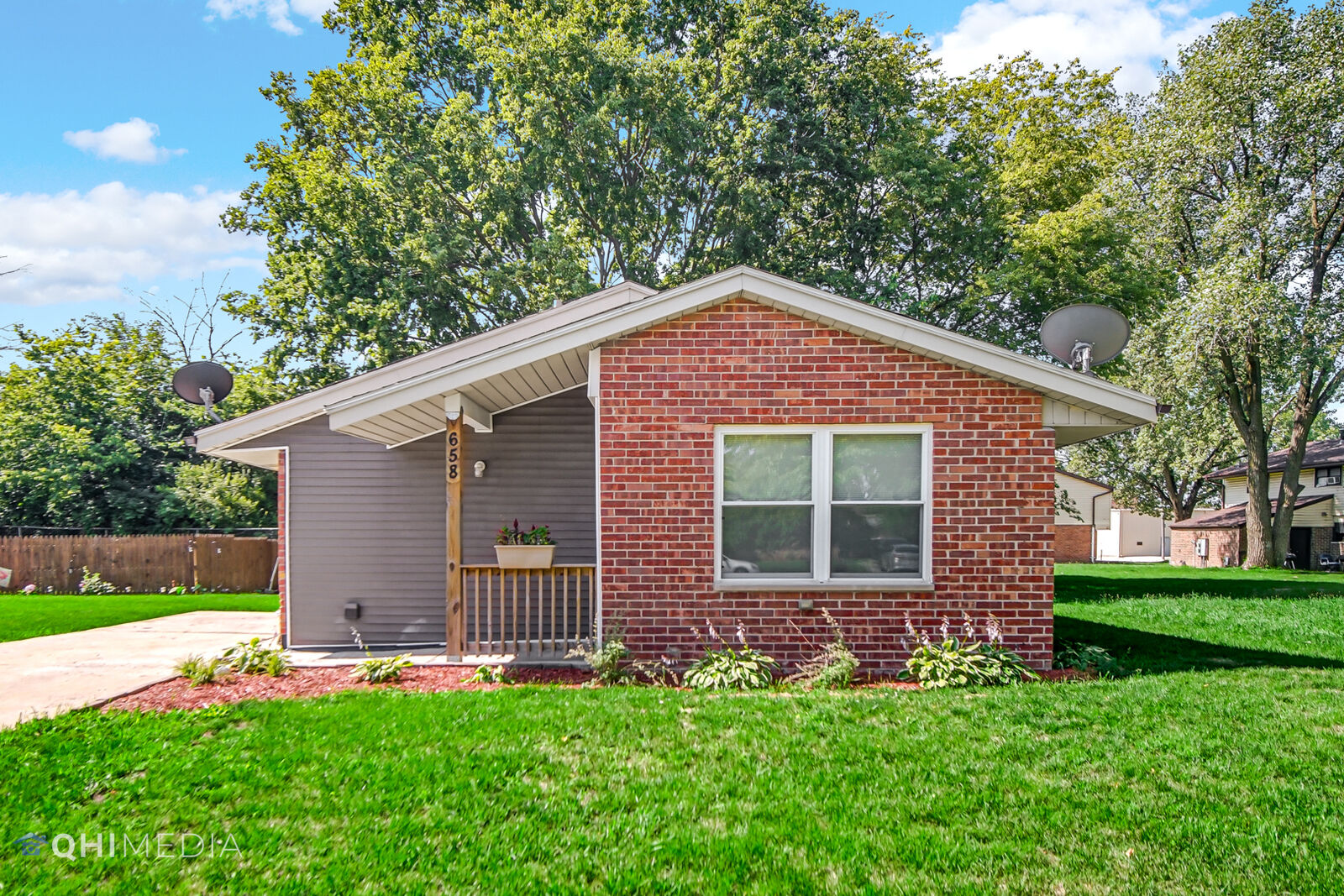 Property Photo: 658 Eastview Drive IL 60901