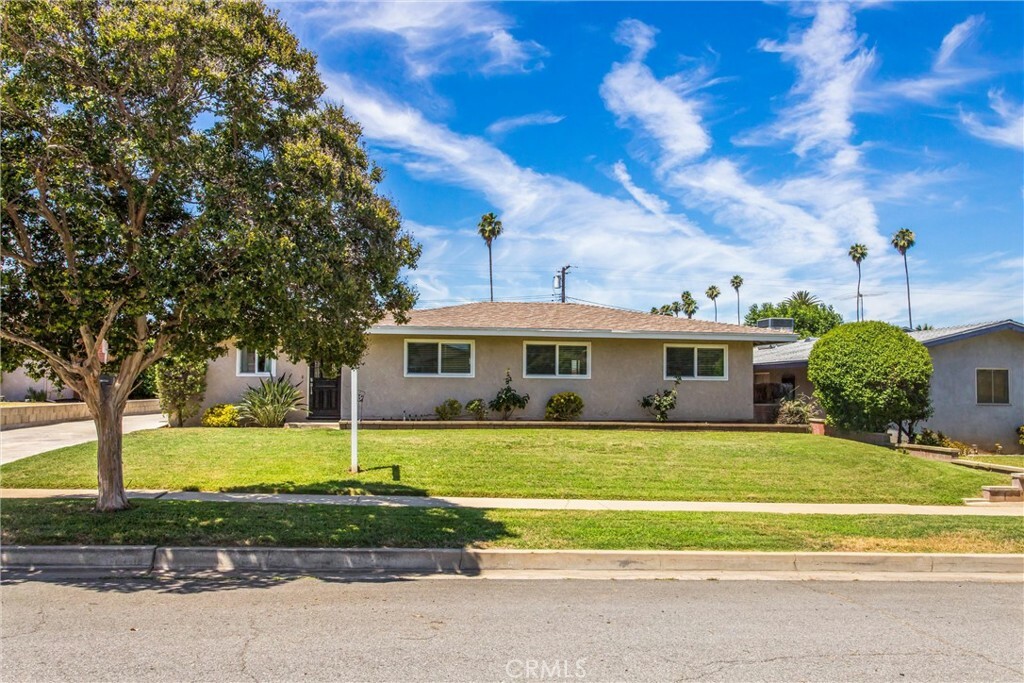 Property Photo: 16 Roma Street CA 92373