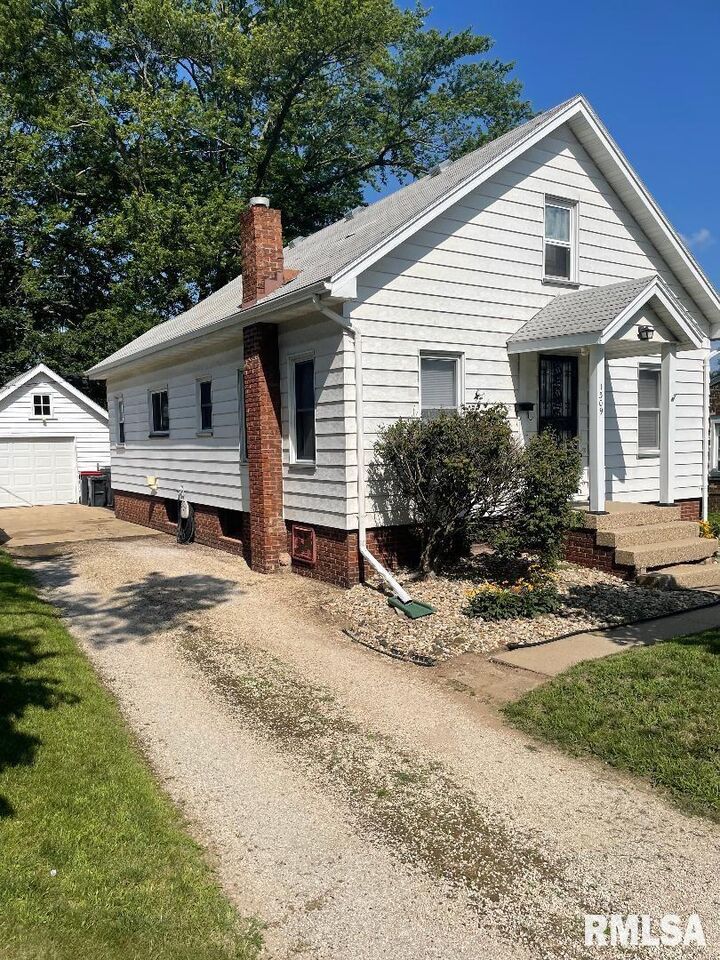 1309 S 9th Street  Pekin IL 61554 photo