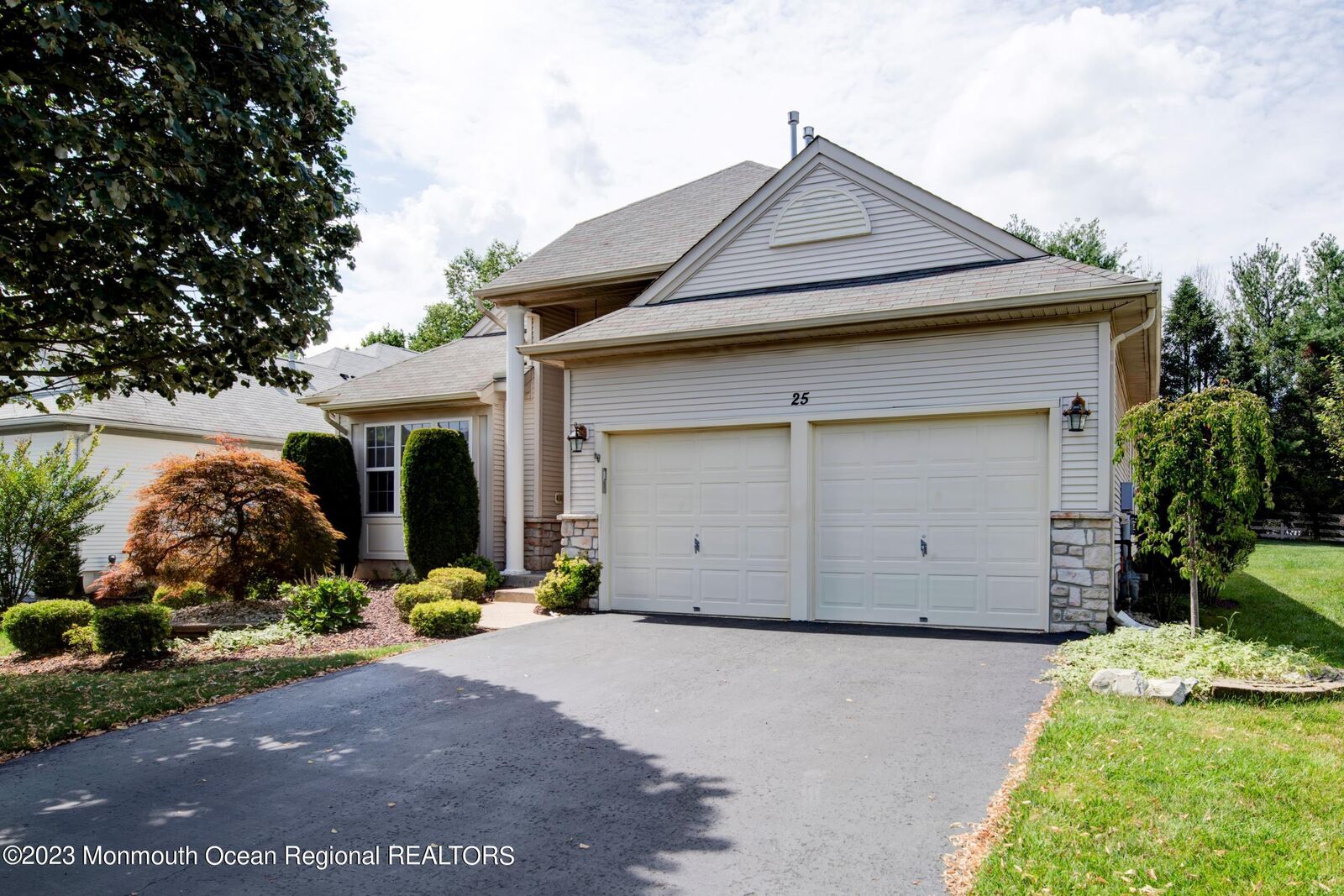 Property Photo:  25 Gainsborough Court  NJ 07726 