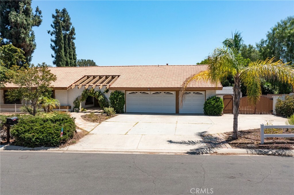 Property Photo:  5580 Via Arboleda  CA 92886 