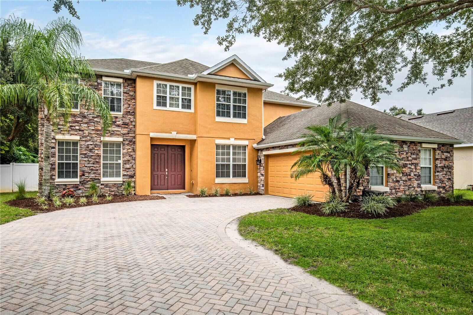 Property Photo: 125 E Blue Water Edge Drive FL 32736