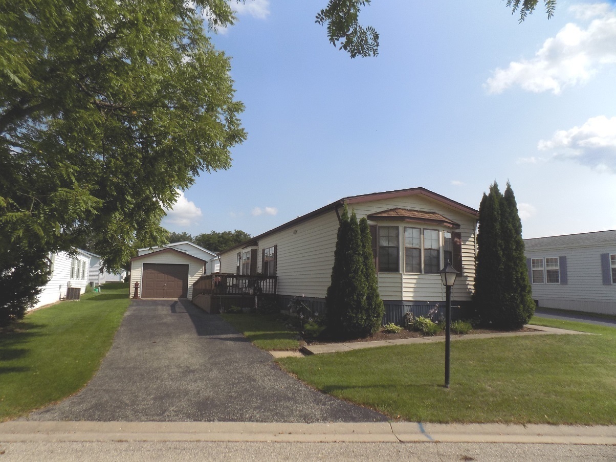 Property Photo: 645 Mohawk Trail IL 60152
