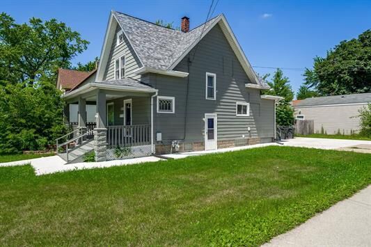Property Photo:  1619 Auburn Street  IL 61103 