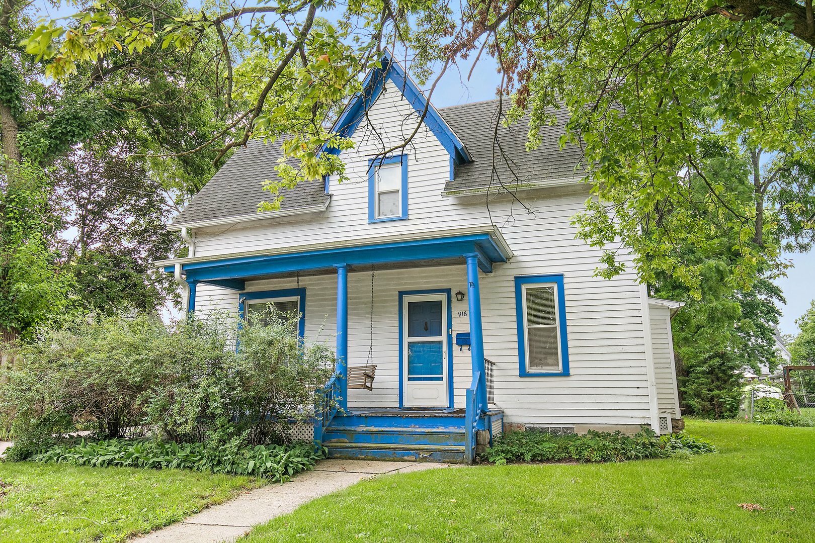 Property Photo:  916 Pleasant Street  IL 60115 