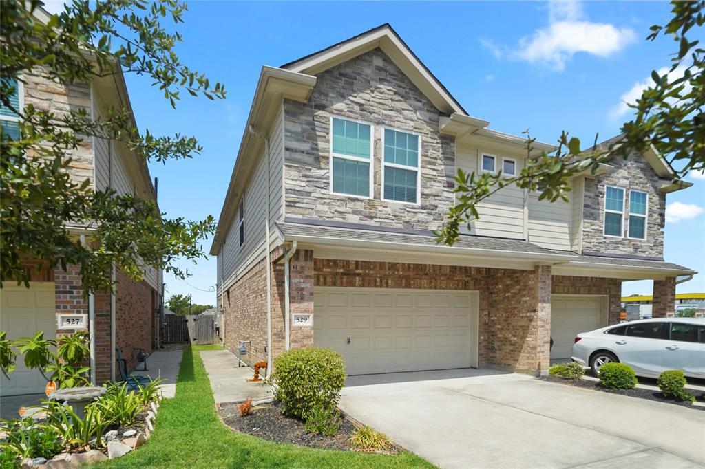 Property Photo: 529 N 1st Street TX 77571