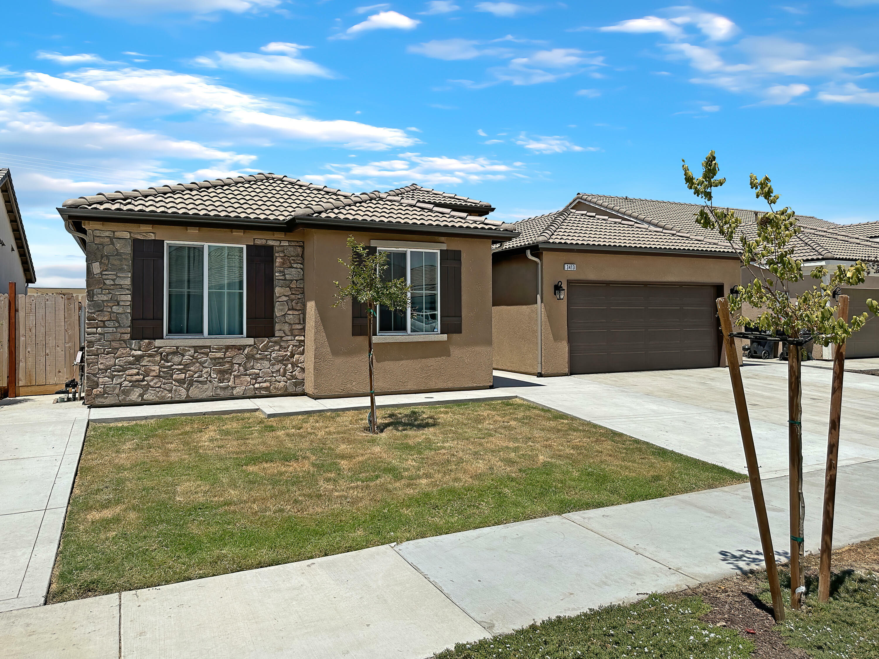 Property Photo: 3413 N Oakwood Street CA 93291