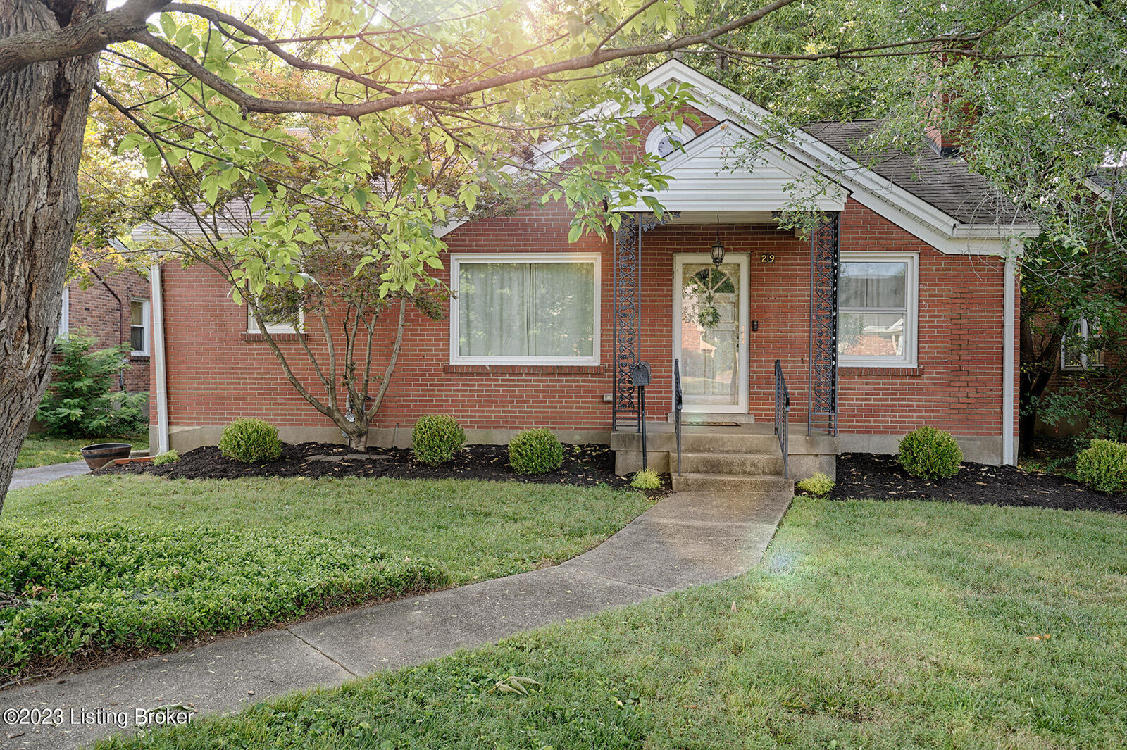 Property Photo:  219 Ring Rd  KY 40207 