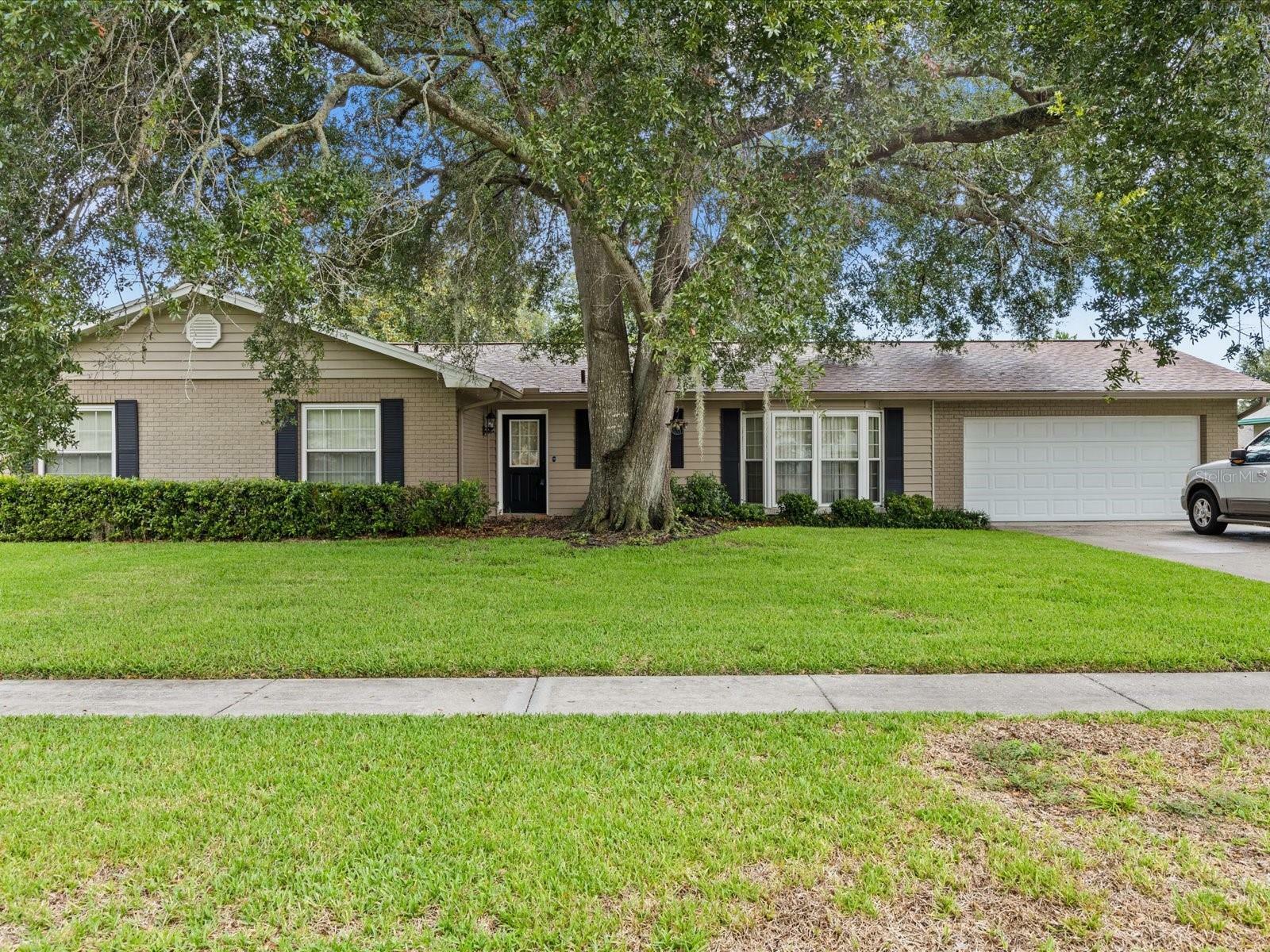 Property Photo:  1806 Cherry Ridge Lane  FL 33511 