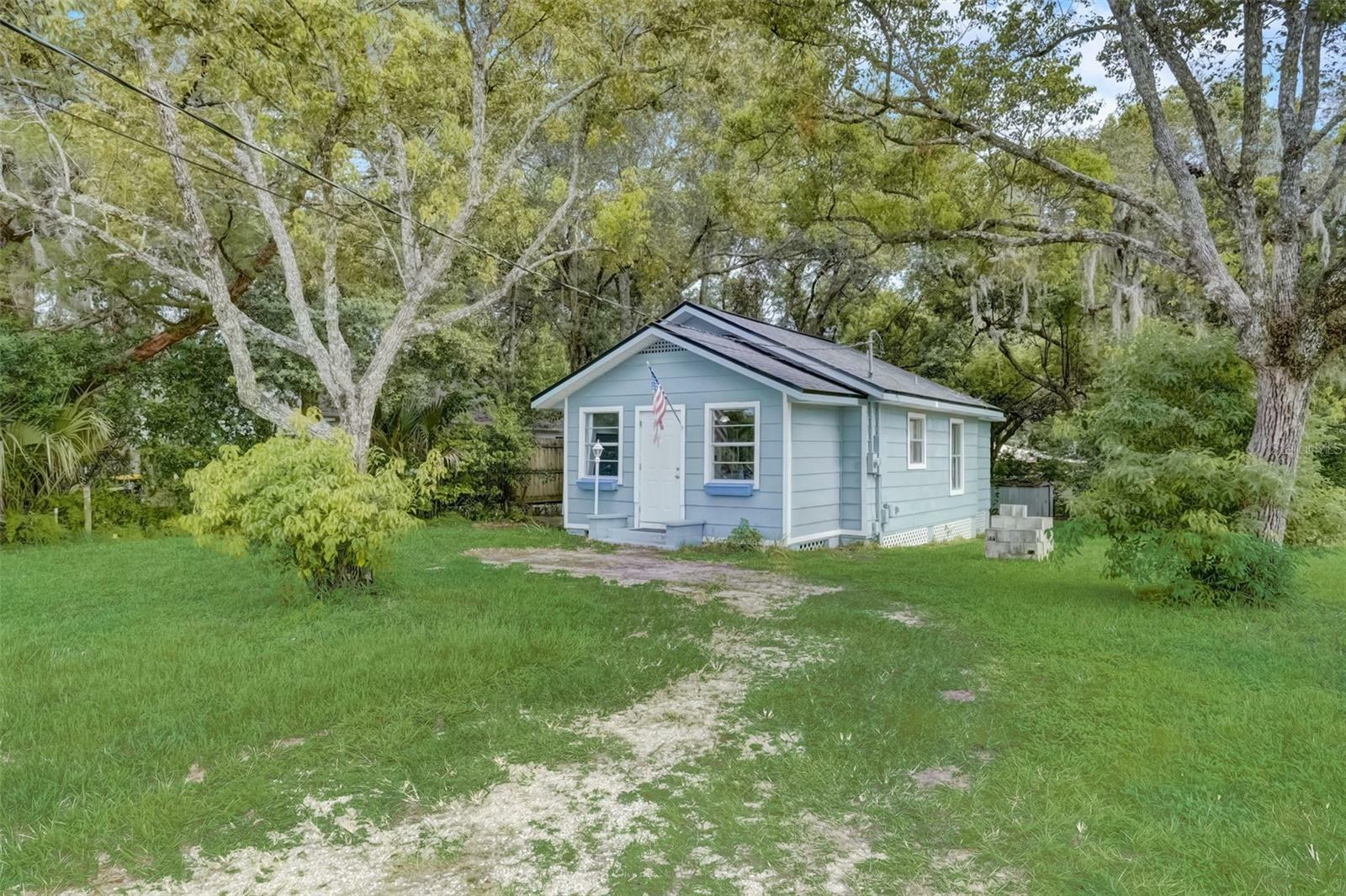 Property Photo: 539 E French Avenue FL 32763